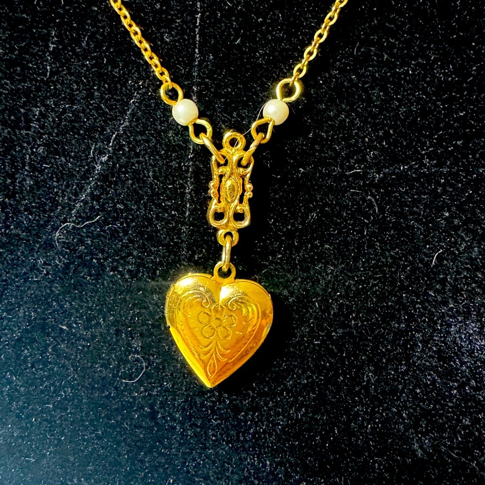 1928 tiny gold tone heart locket, so beautiful, pearls, dainty - Picture 2 of 4